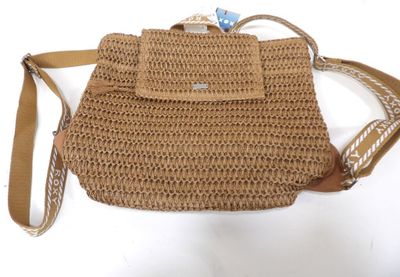 sac à main beige au crochet avec une bandoulière en cuir, sur fond blanc