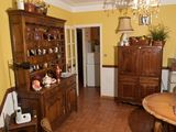 une salle à manger aux murs jaunes et avec une table en bois