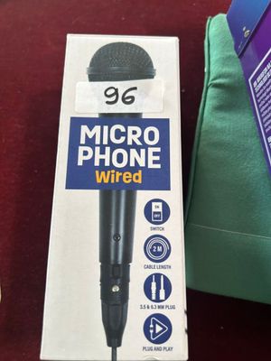 une boîte contenant un microphone, posée sur une table