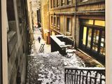 une photo d'une rue enneigée dans une ville