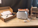 un grille-pain et une cafetière posés sur une table