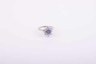 bague en saphir bleu et diamant sur fond blanc