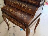 un petit bureau en bois surmonté d'un tiroir