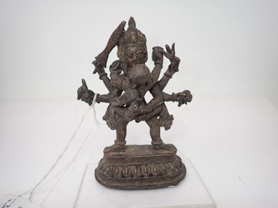 une statue en bronze représentant un homme tenant un oiseau