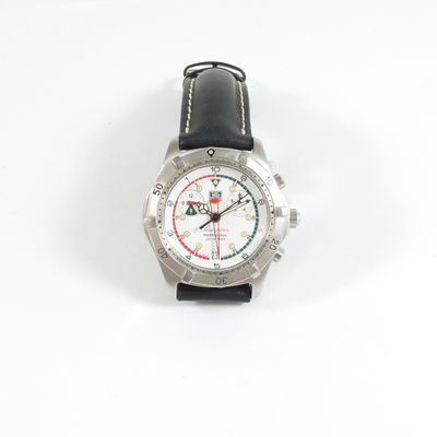 gros plan d'une montre sur une surface blanche