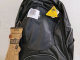 un sac à dos noir muni d'une étiquette, posé par terre