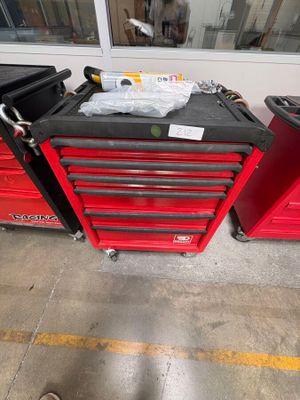 une armoire à outils rouge sur laquelle sont posés de nombreux outils