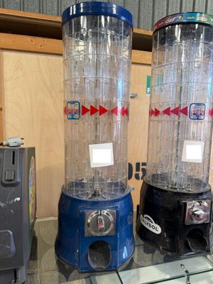 deux machines posées sur une table en verre