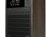 une image représentant une radio en bois équipée d'un horloge numérique