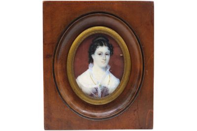 une vieille photo d'une femme en robe blanche, dans un cadre en bois