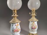 paire de lampes anciennes en porcelaine ornées de fleurs peintes