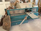 une machine placée au milieu d'une pièce