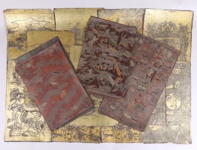 trois morceaux de papier doré et rouge superposés