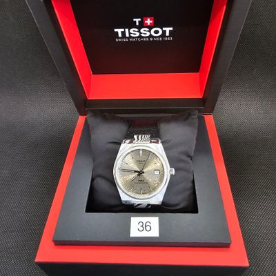 la montre se trouve dans la boîte, dont le couvercle est ouvert