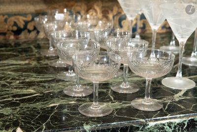 de nombreux verres à vin posés sur un plan de travail en marbre