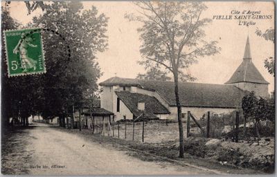 une vieille carte postale sur laquelle on voit une église au bord de la route