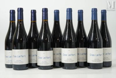 six bouteilles de vin rouge alignées sur une table