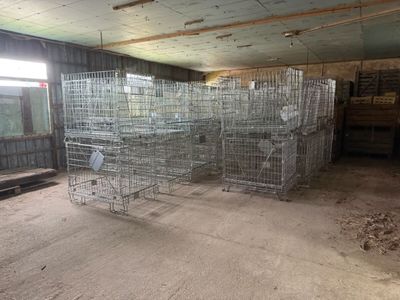 de nombreuses cages empilées dans une pièce
