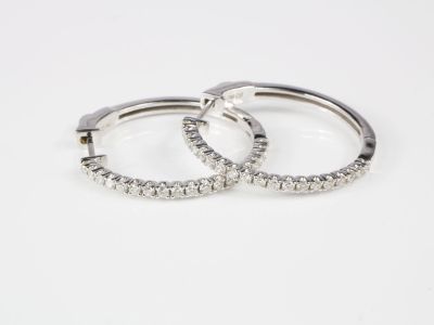 Paire de créoles en or gris, sertie de diamants de taille br…