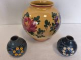 trois vases posés sur une table