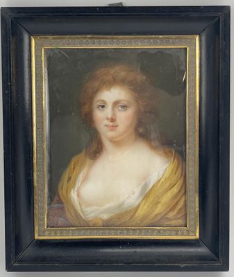 Un tableau représentant une femme en robe jaune est accroché au mur.