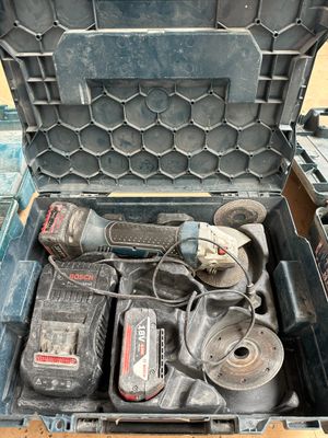 une boîte à outils avec des outils à l'intérieur sur une table