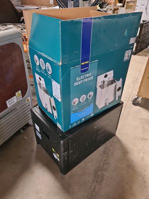 boîtes empilées dans un entrepôt