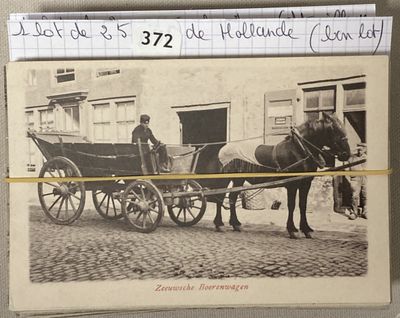 une photo en noir et blanc d'un cheval tirant une calèche