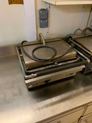 un plan de travail en acier inoxydable sur lequel sont posés deux casseroles