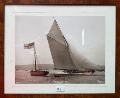 une vieille photo représentant un voilier et un bateau sur un plan d'eau