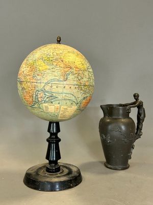 deux vases placés à côté d'un globe terrestre posé sur un socle
