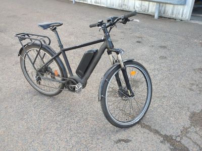 un vélo garé dans un parking