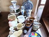 une table sur laquelle sont posées de nombreuses pièces de poterie