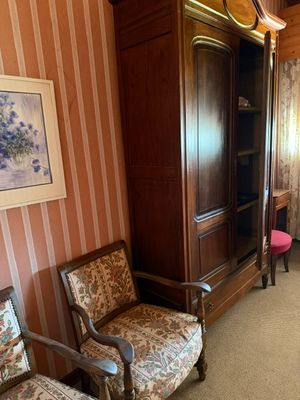 deux chaises et une armoire dans un coin de la pièce