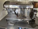 une machine à café posée sur un comptoir