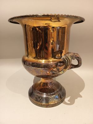 Seau à champagne en métal en forme d'urne à deux anses.