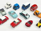 beaucoup de petites voitures miniatures posées sur une surface blanche