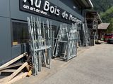 de nombreuses chaises disposées à l'extérieur d'un bâtiment