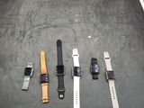 quatre types de montres différents posés sur la table