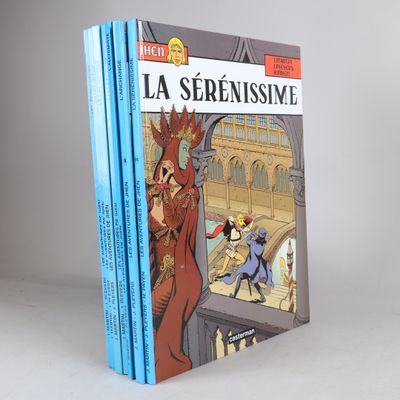 Les trois livres sont empilés les uns sur les autres sur une surface blanche.
