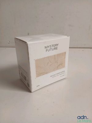 la boîte est vide et prête à être ouverte sur la table