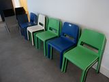 de nombreuses chaises alignées en rang contre un mur