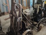 a small machine that is sitting in a garage