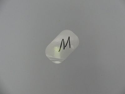 une image représentant un comprimé sur lequel figure la lettre « m »
