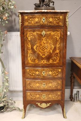 une petite commode dans le coin d'une pièce