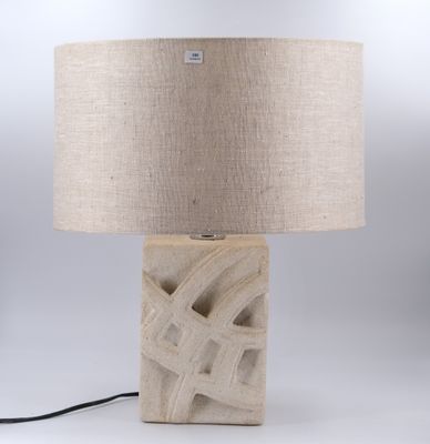 une image d'une lampe de table avec un abat-jour beige