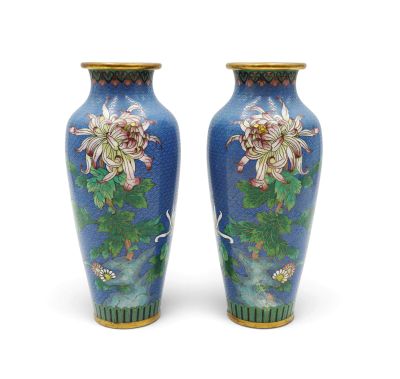 paire de vases bleus ornés de fleurs et d'oiseaux sur fond blanc
