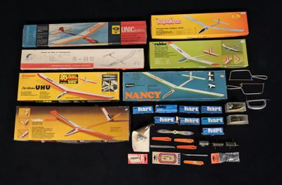 de nombreux types d'avions miniatures sur la table