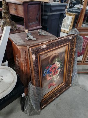 une photo d'une photo représentant une femme assise sur une chaise devant un tas de meubles