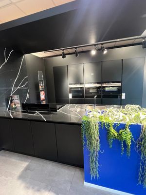 Ameublement de cuisine intégrée en bois stratifié, avec trois fou...